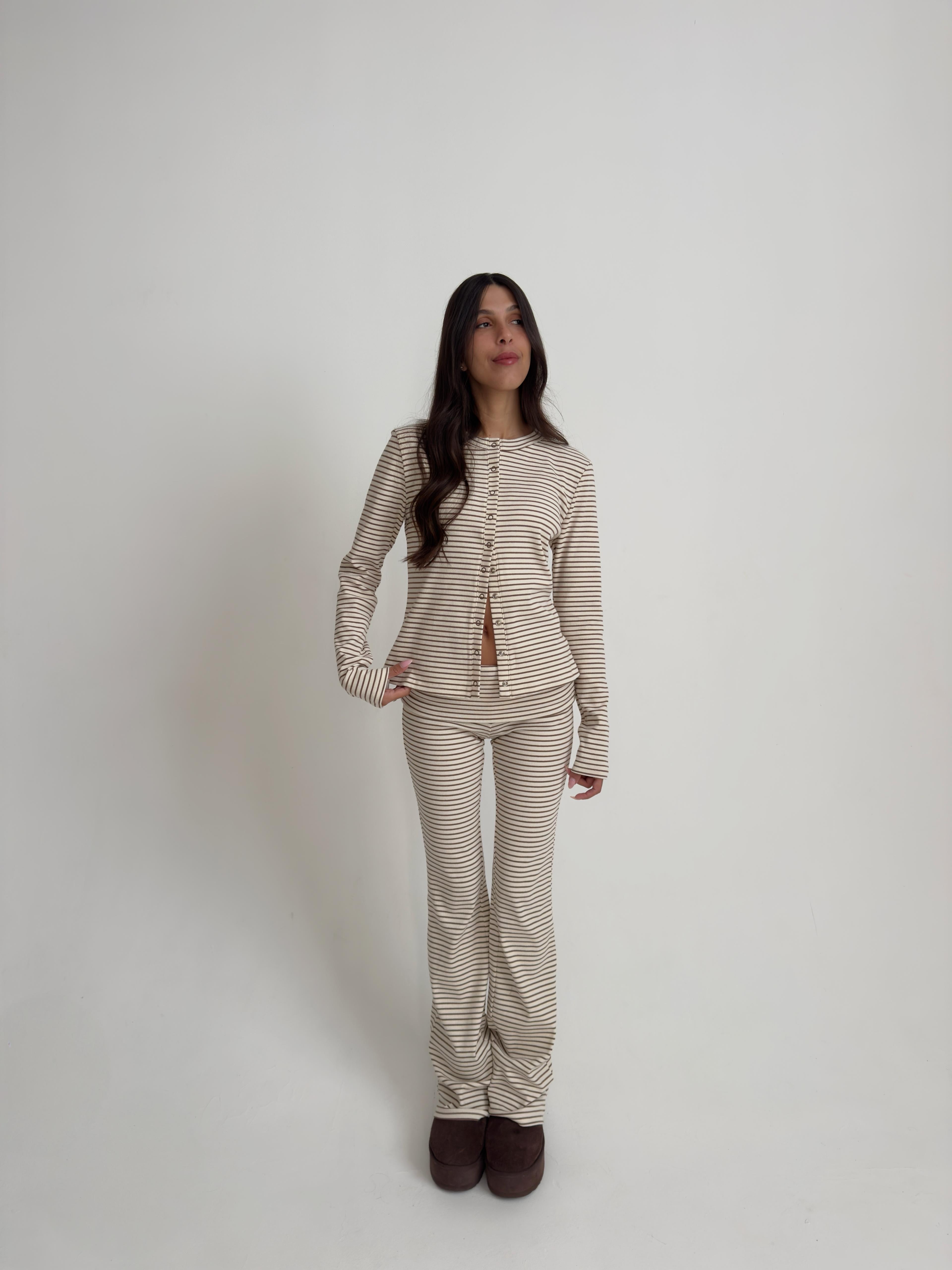 חליפת פנאי אמבר פסים חום בד ריב