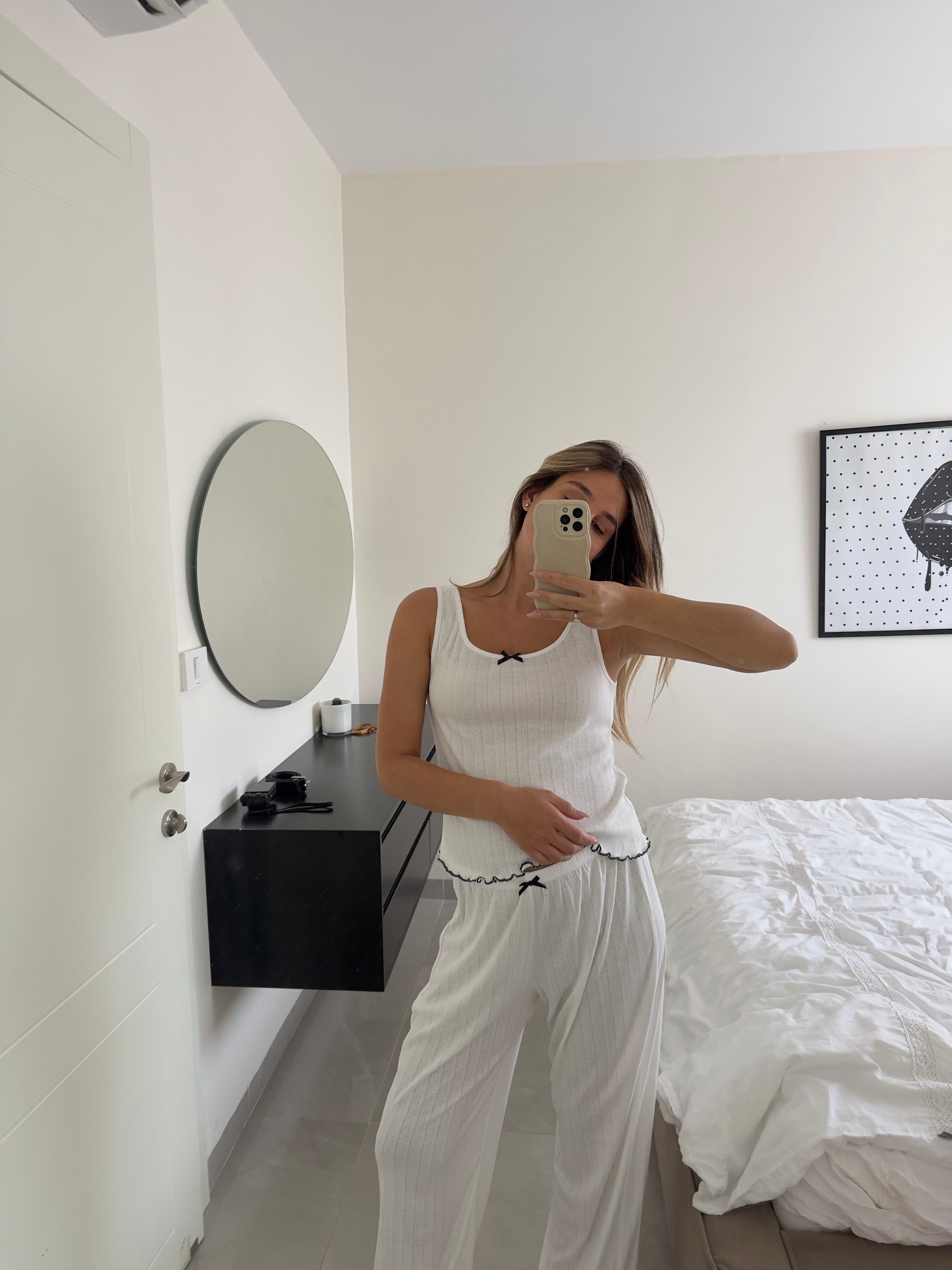 פיג׳מת לורן פוינטל לבן בייבילוק שחור