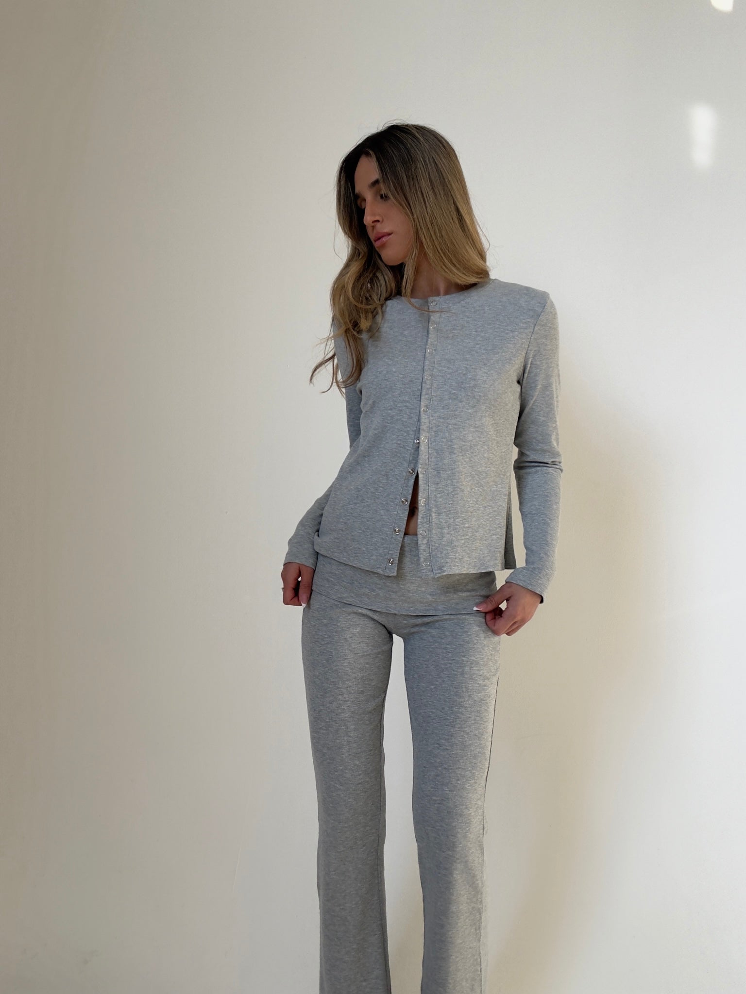 חליפת פנאי אמבר אפור