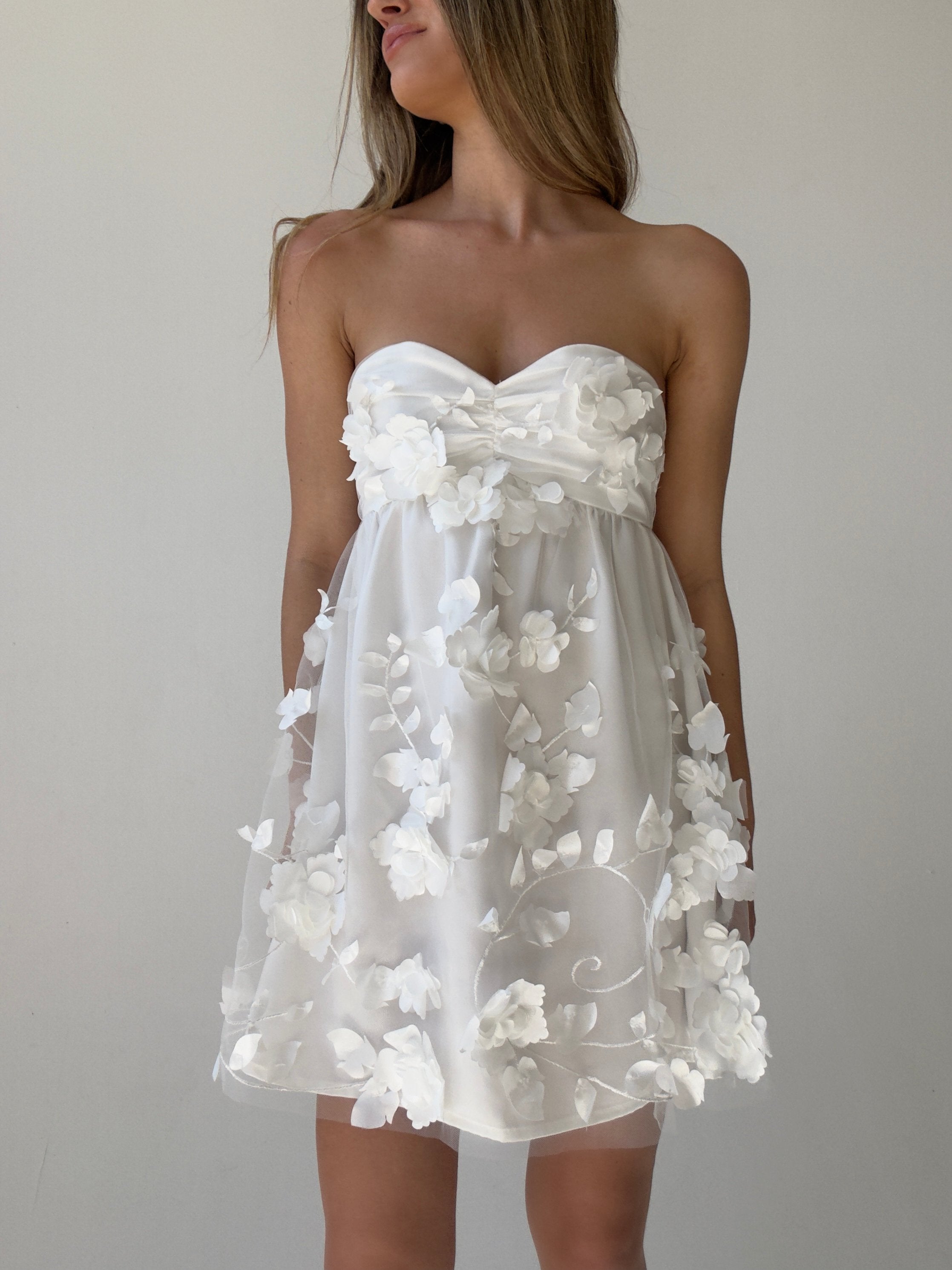 Queenie Blanc Ivoire en floral dress