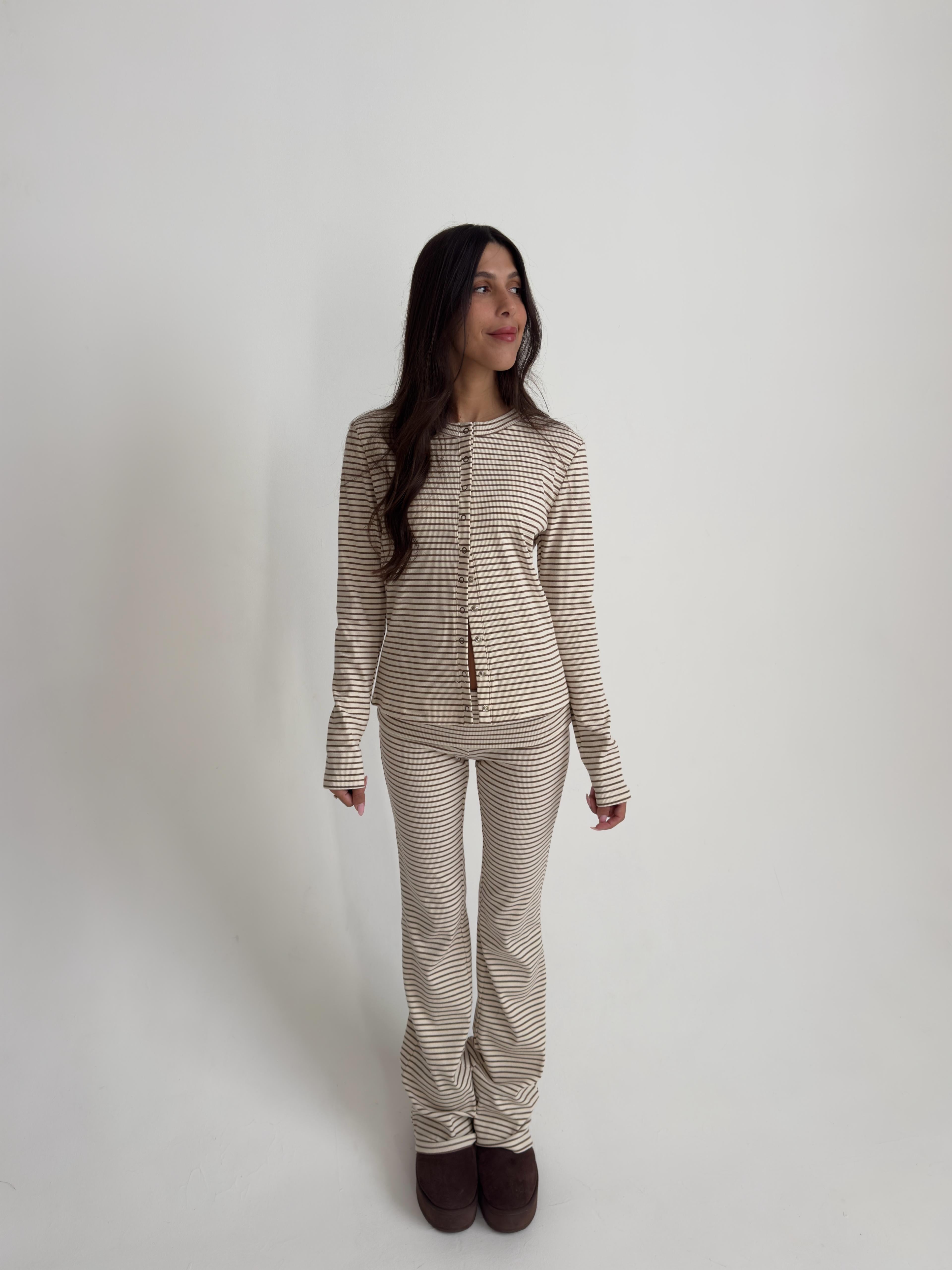 חליפת פנאי אמבר פסים חום בד ריב