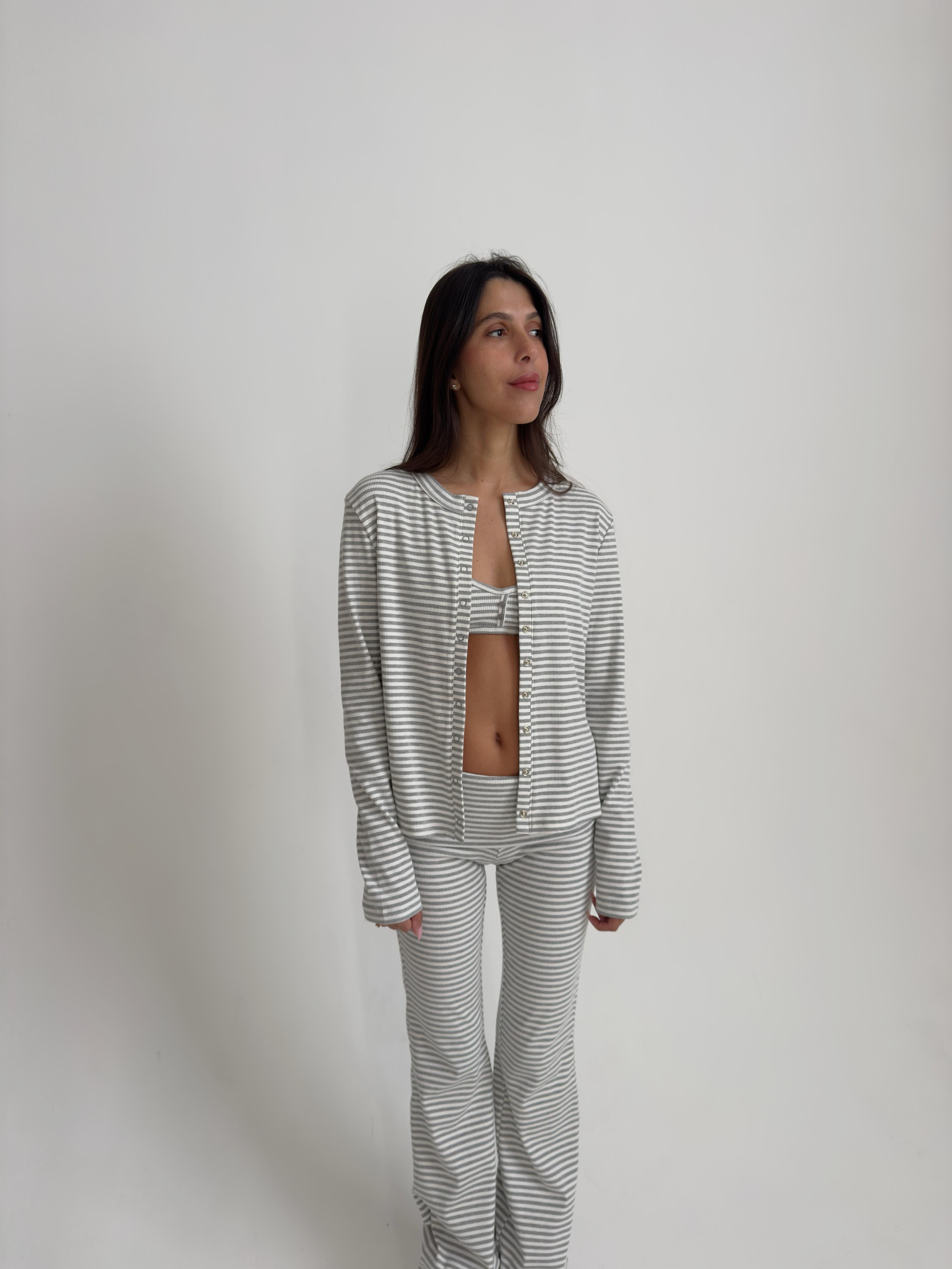 חליפת פנאי אמבר פסים אפור בד ריב