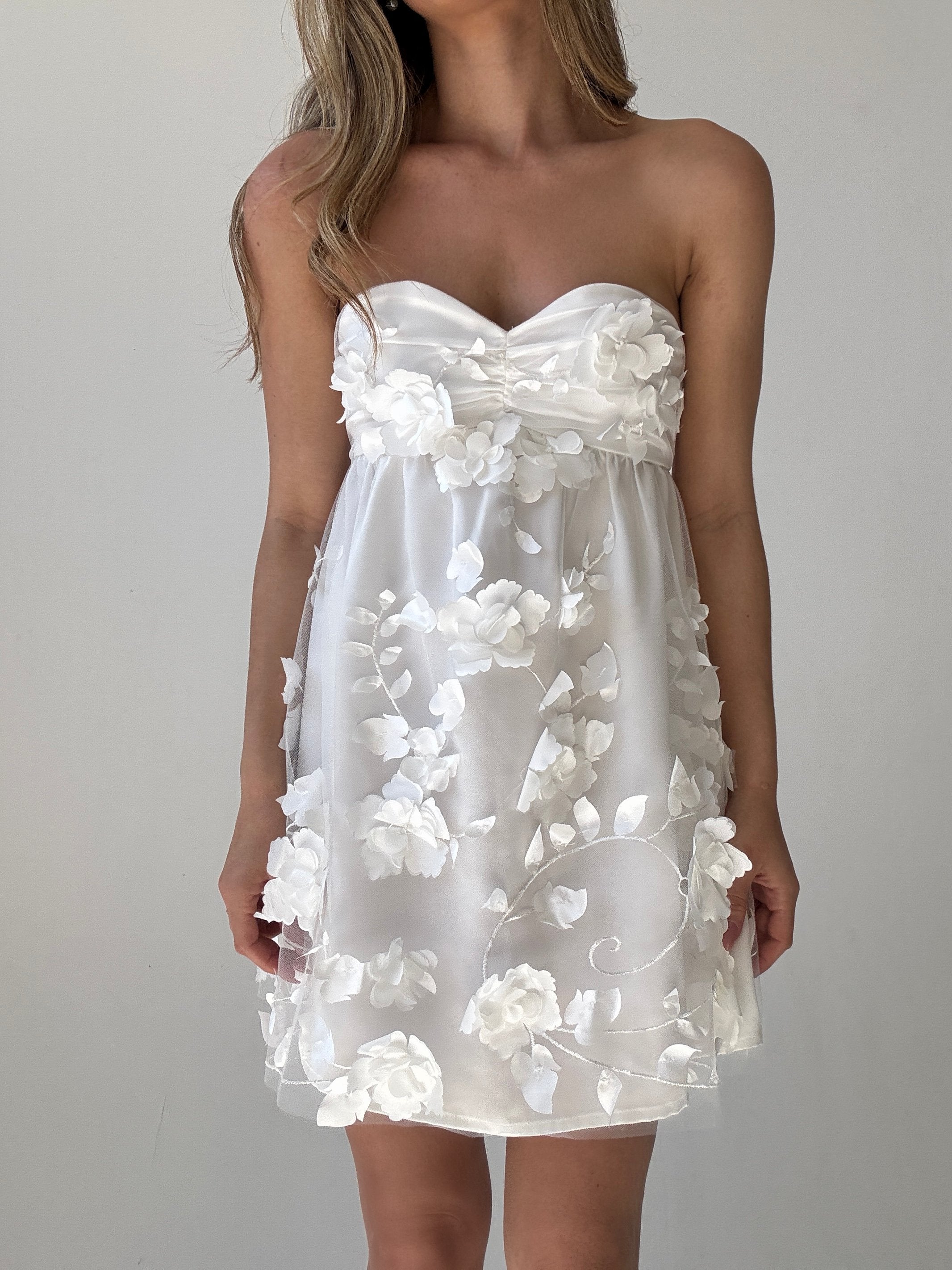 Queenie Blanc Ivoire en floral dress