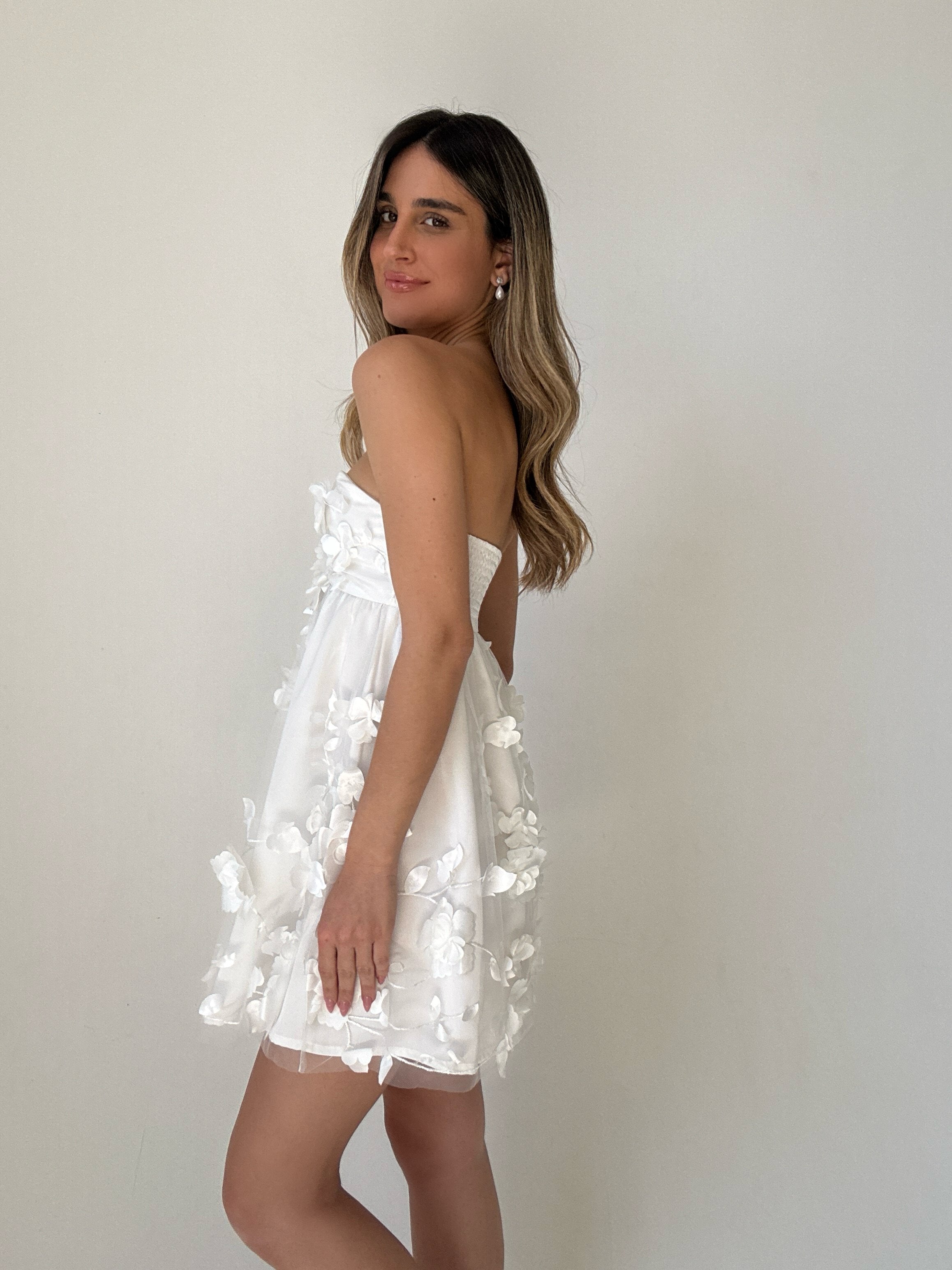 Queenie Blanc Ivoire en floral dress