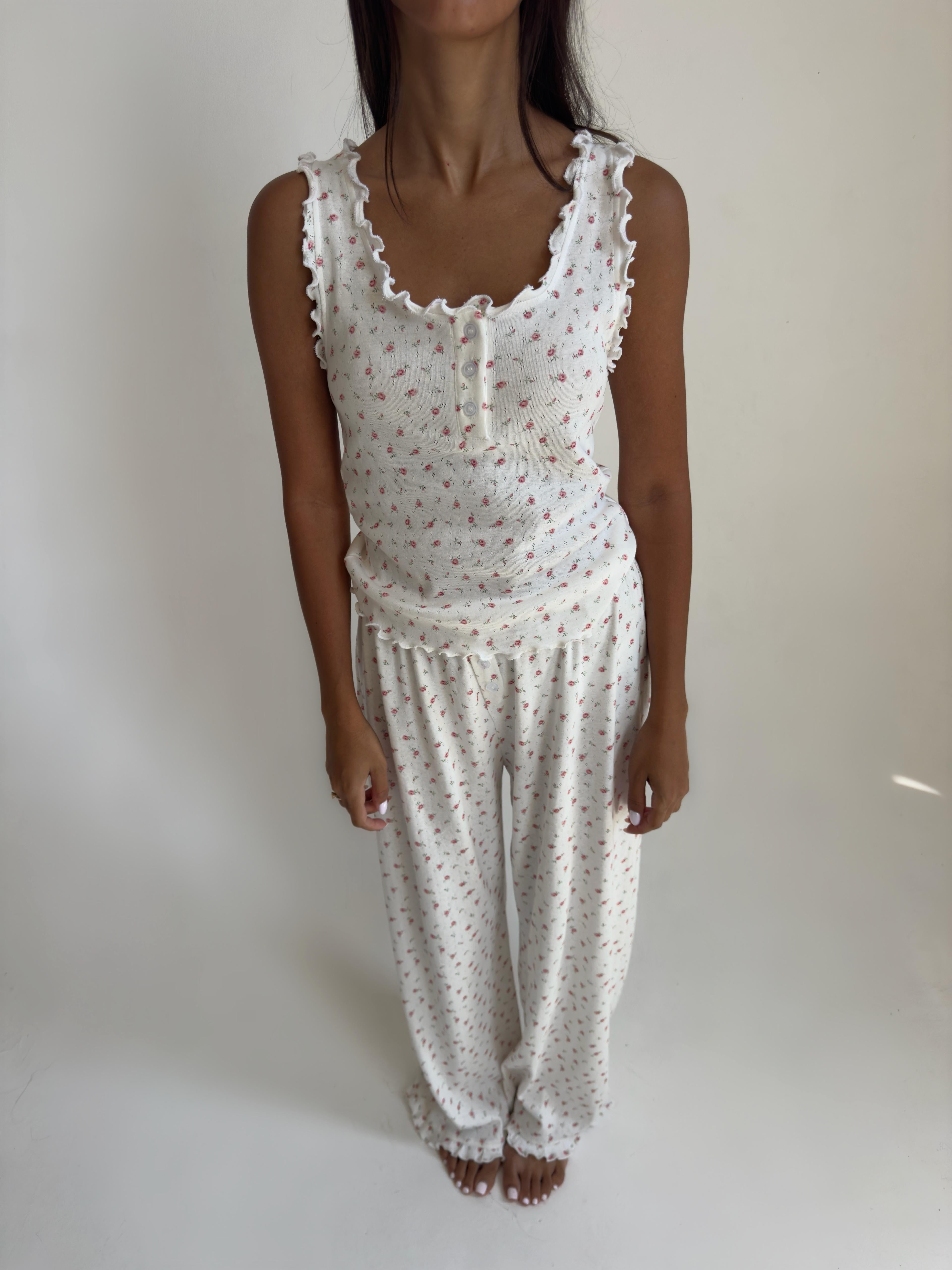 פיג׳מת לילה מלמלות פוינטל לבן פרינט פרחים