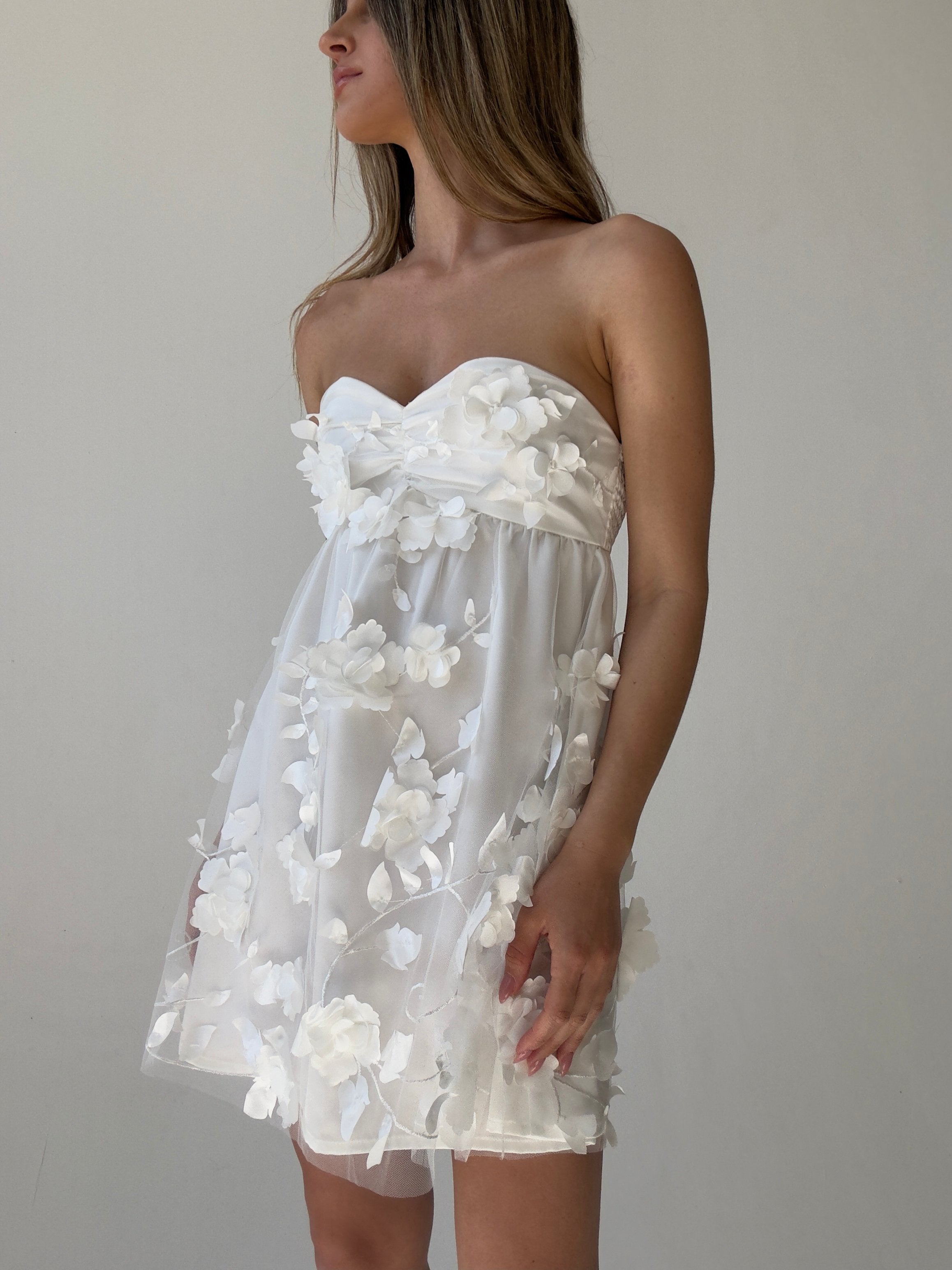 Queenie Blanc Ivoire en floral dress