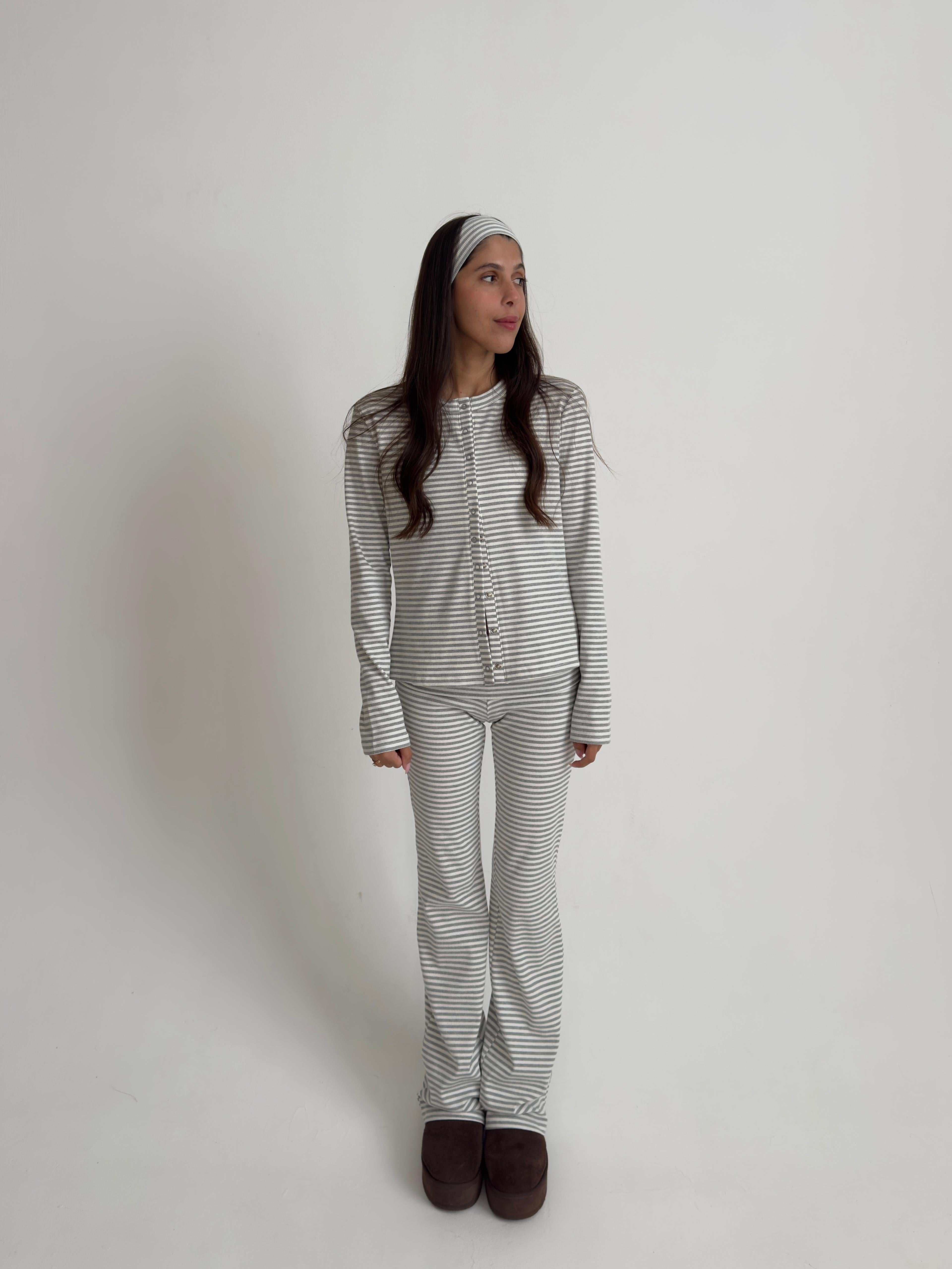 חליפת פנאי אמבר פסים אפור בד ריב