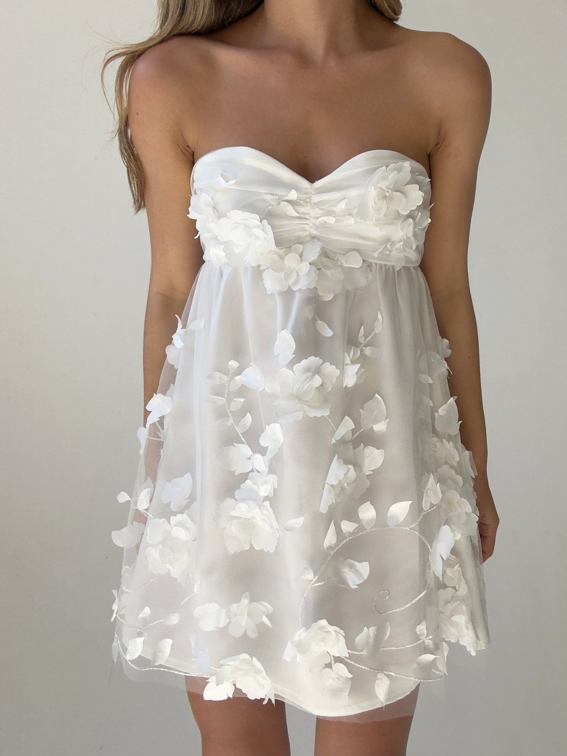 Queenie Blanc Ivoire en floral dress