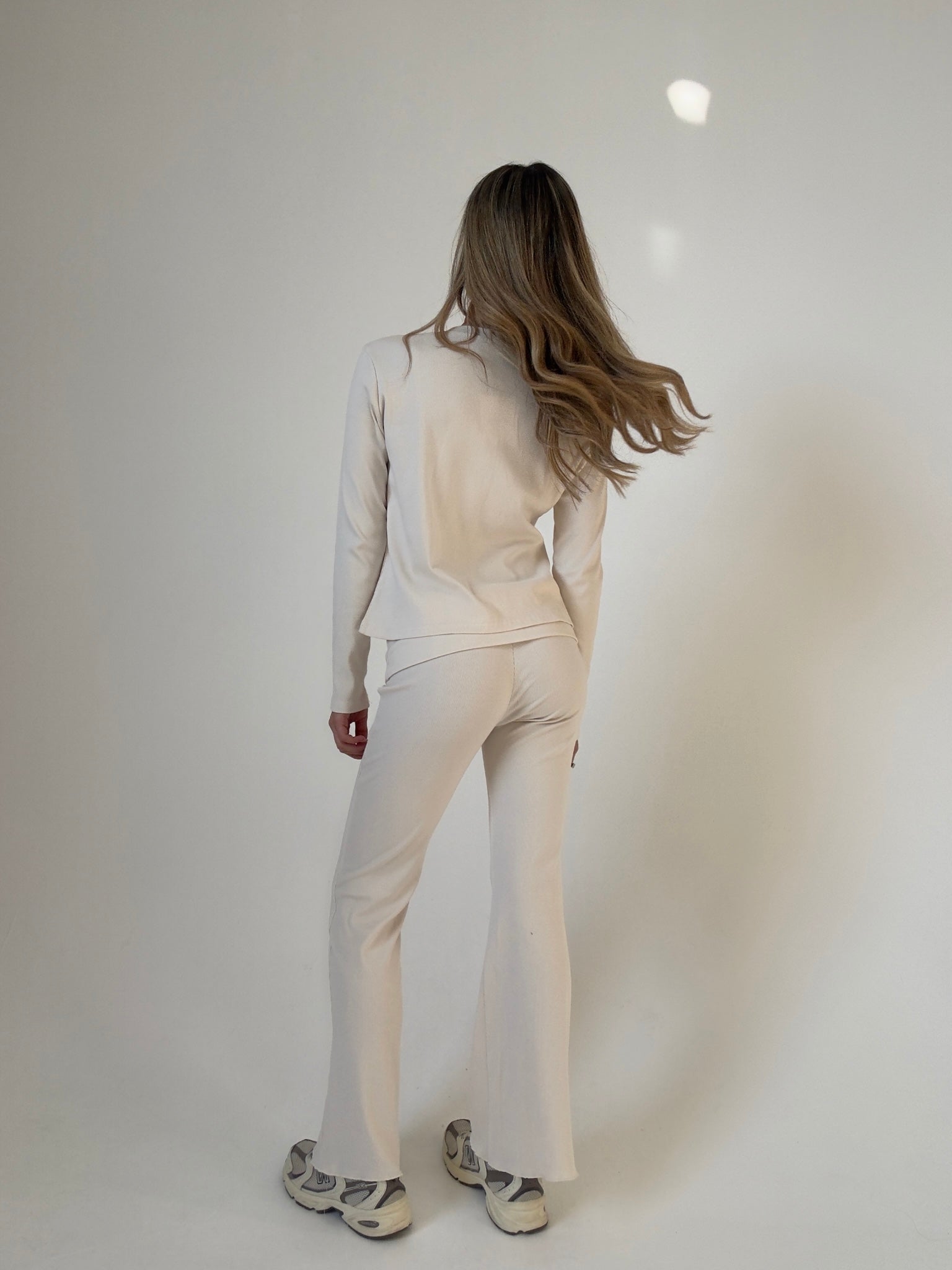 חליפת פנאי אמבר שמנת