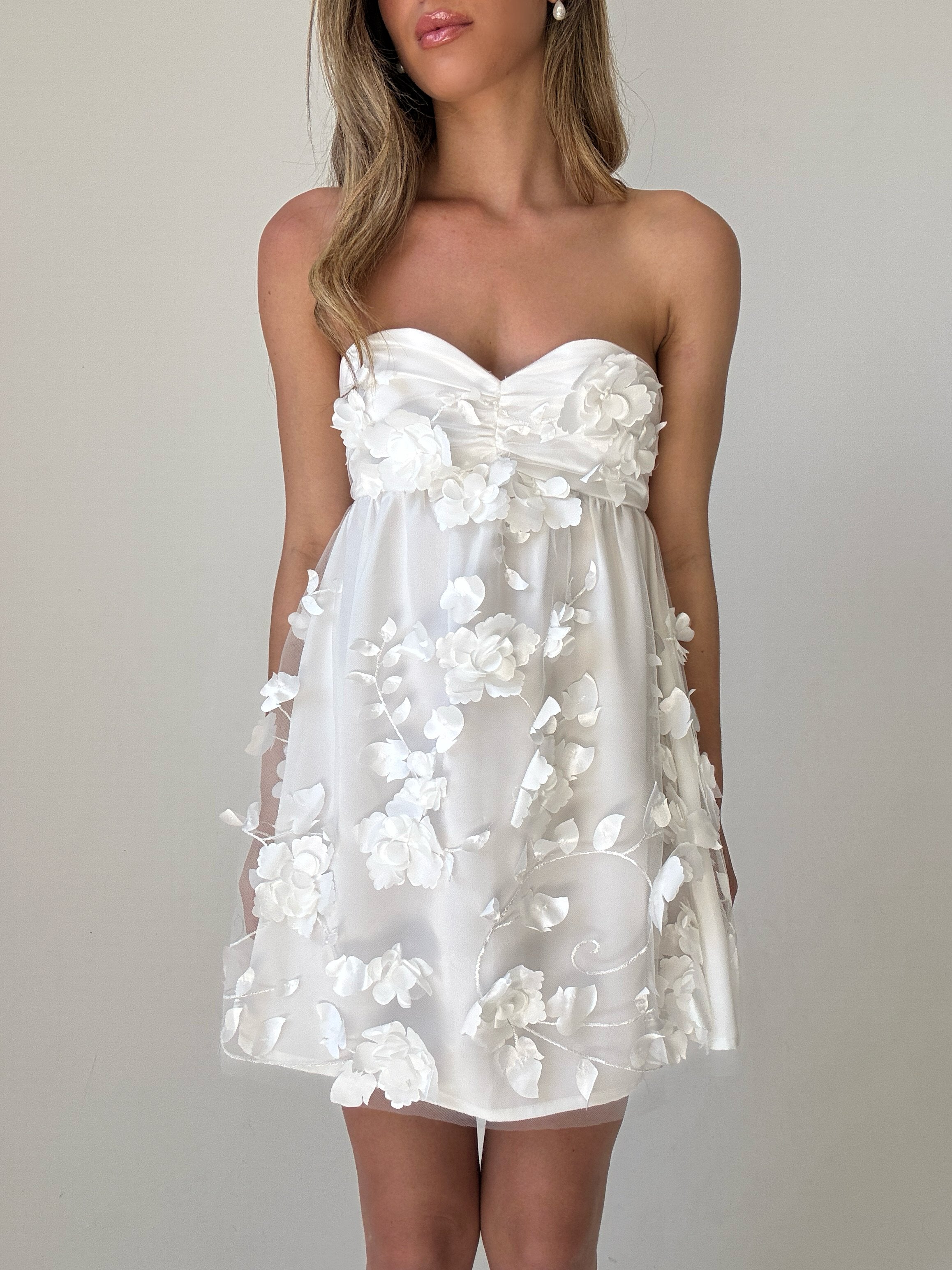 Queenie Blanc Ivoire en floral dress