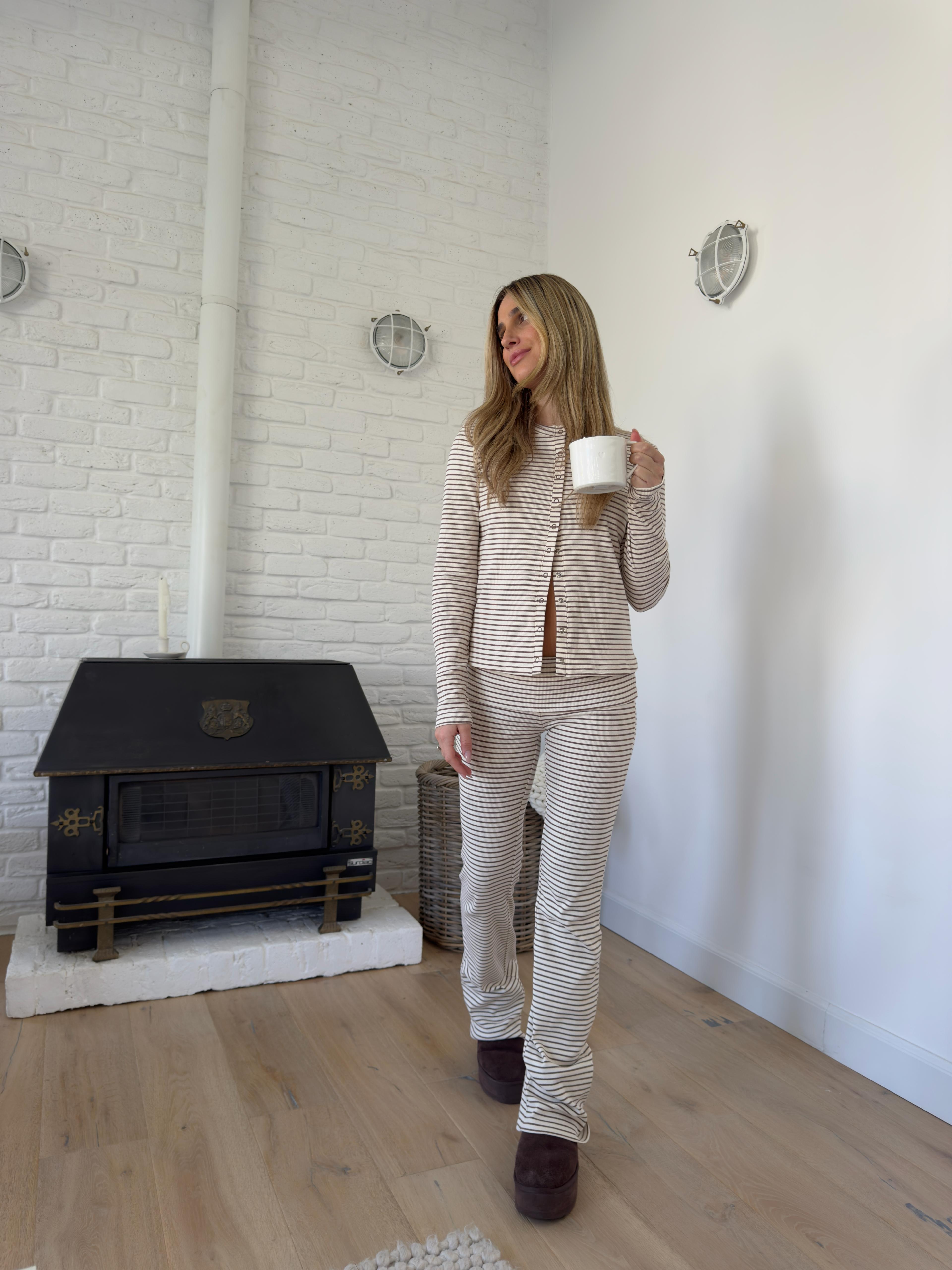 חליפת פנאי אמבר פסים חום בד ריב