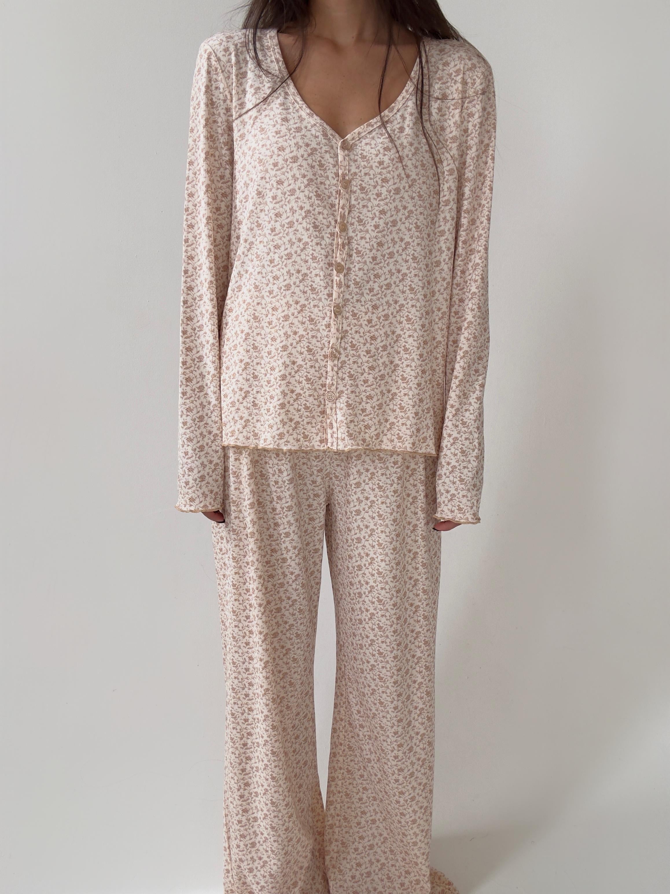 פיג׳מה דניאלה ריב רקע פרחים וינטג׳