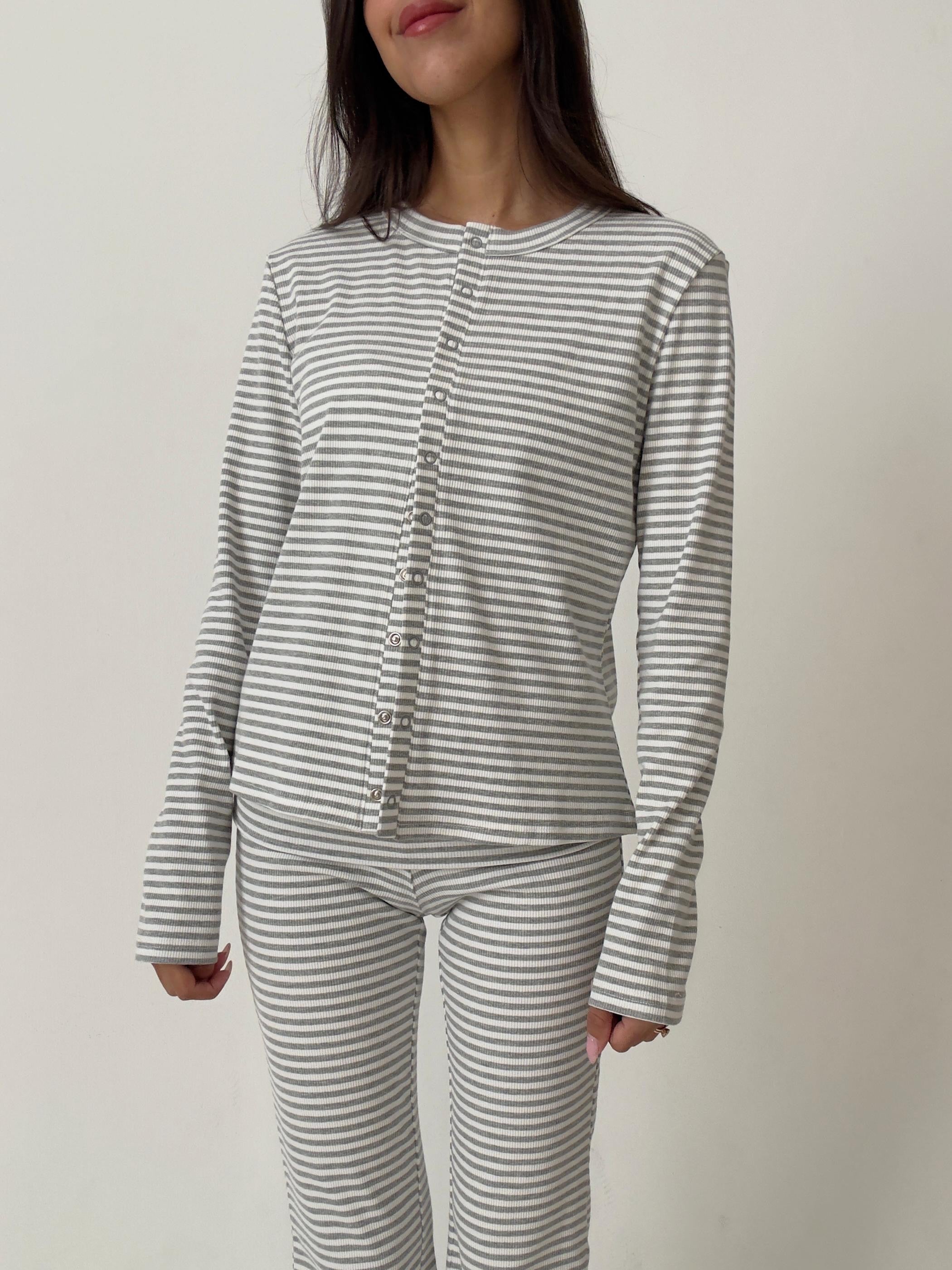 חליפת פנאי אמבר פסים אפור בד ריב