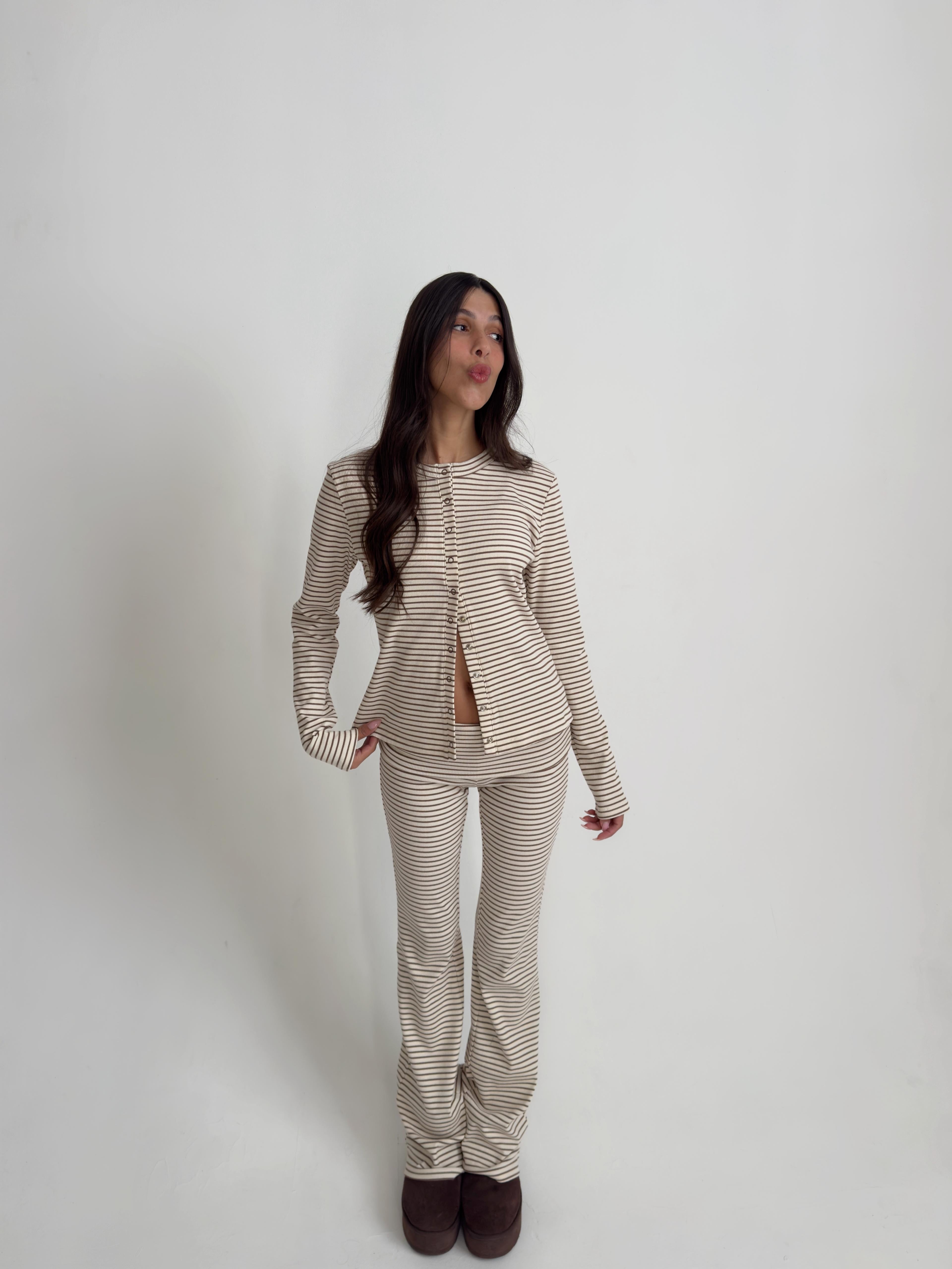 חליפת פנאי אמבר פסים חום בד ריב