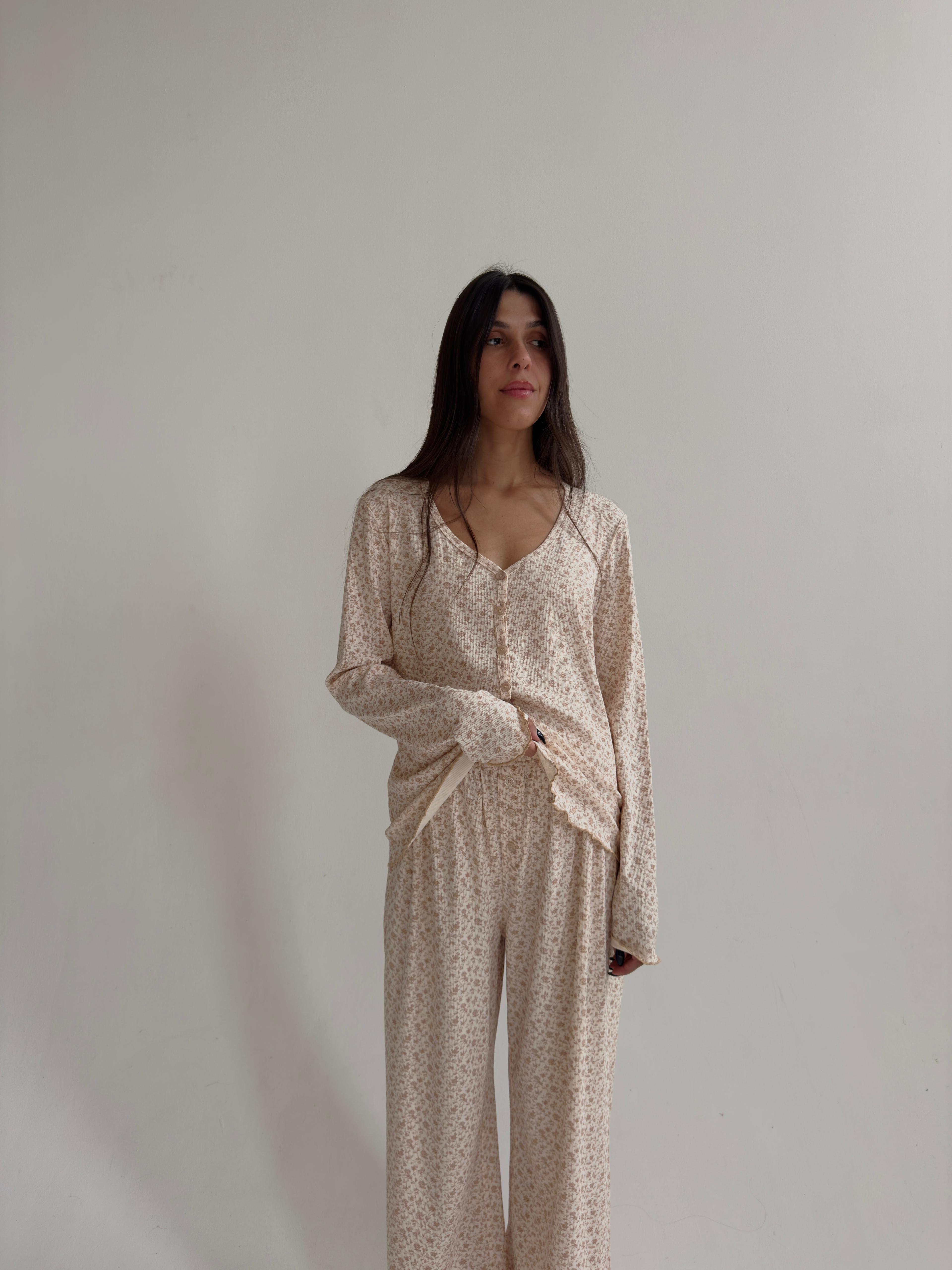 פיג׳מה דניאלה ריב רקע פרחים וינטג׳