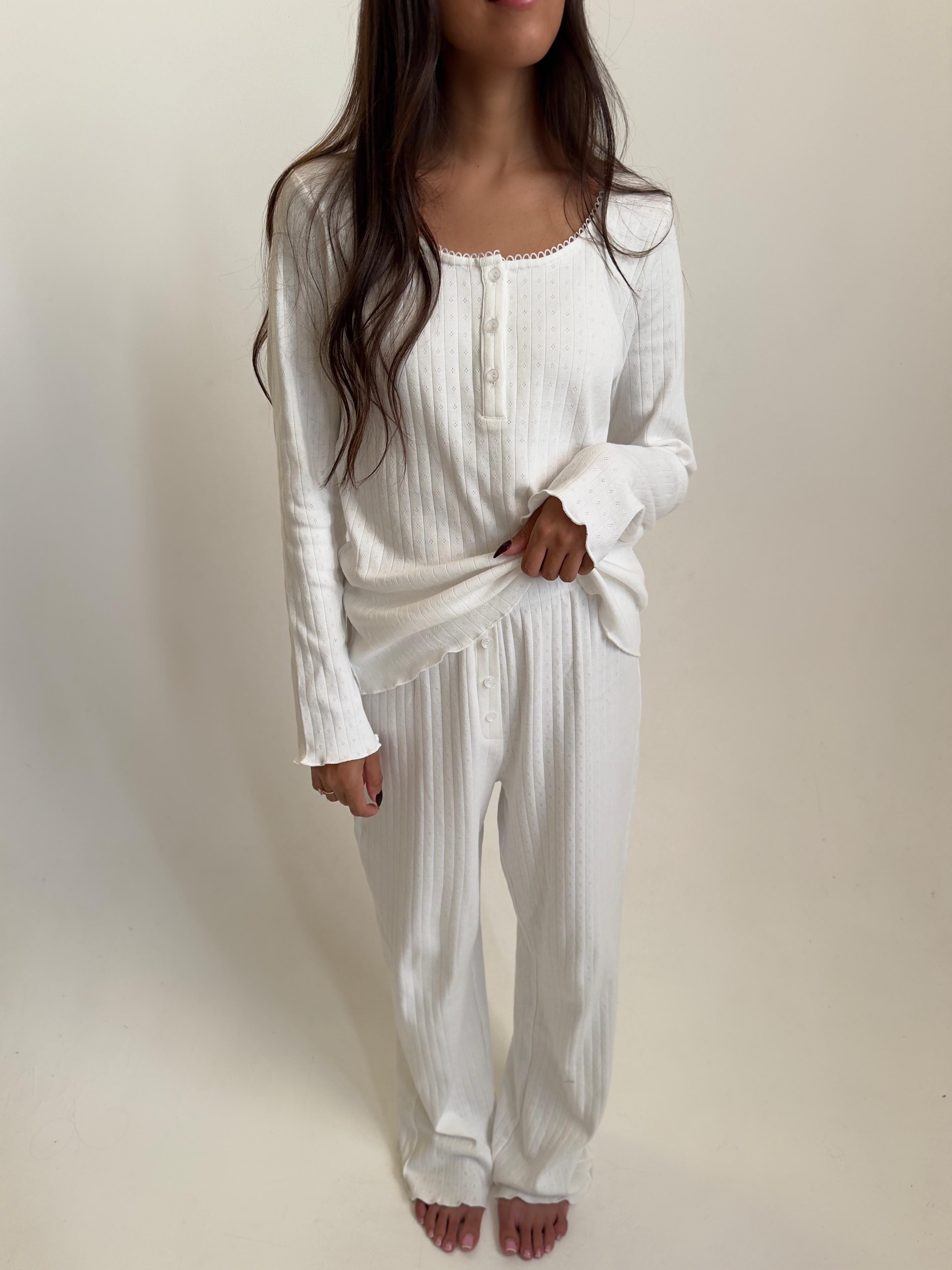 פיג׳מת לילה פוינטל כפתורים לבנה