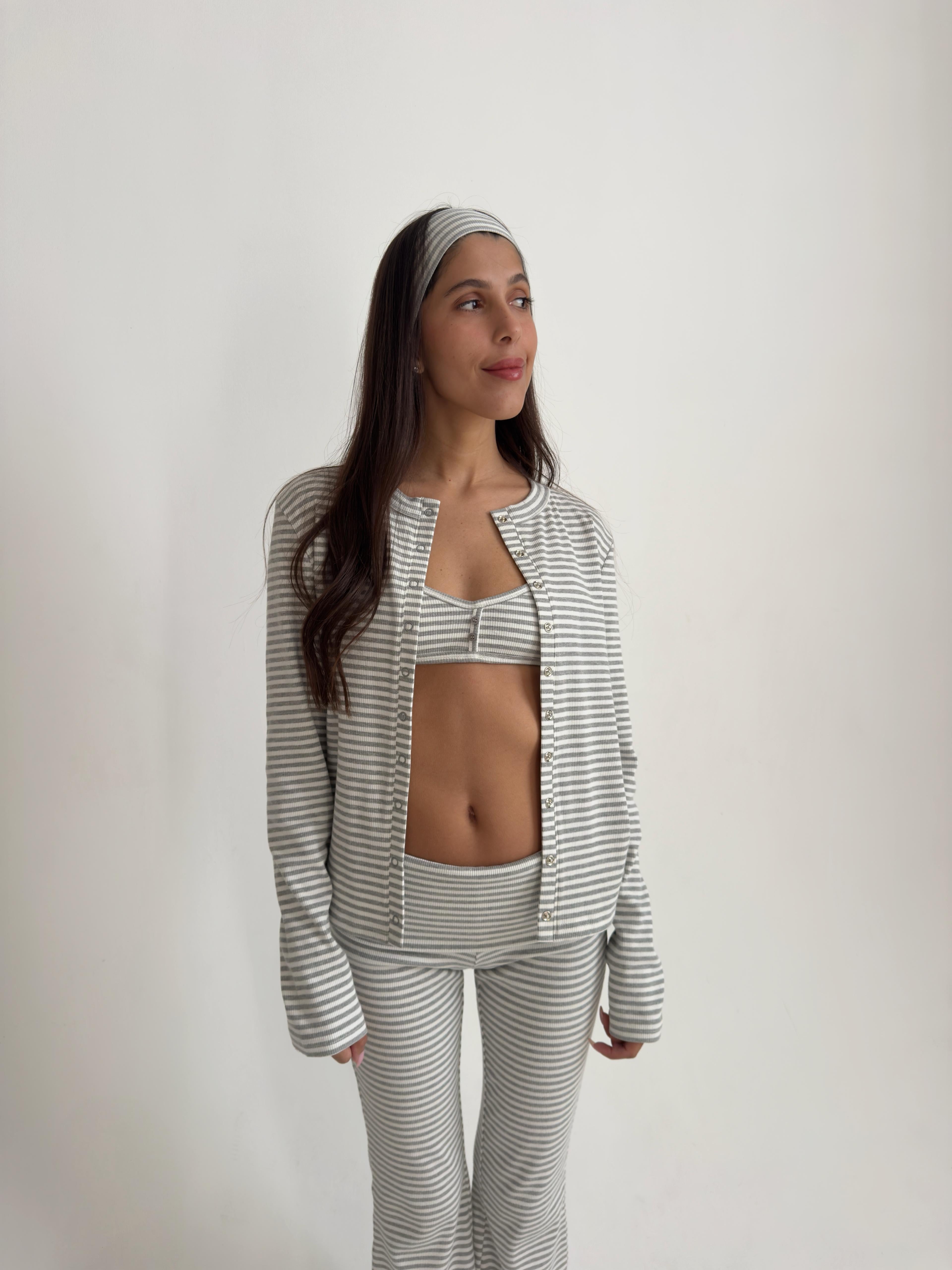 חליפת פנאי אמבר פסים אפור בד ריב