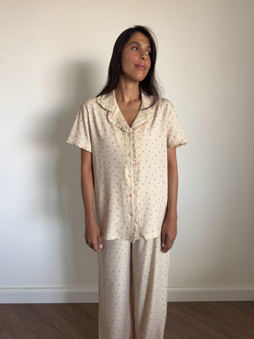פיג׳מת אלנה בד מודל מסגרת מלמלות פרינט פרחים ורוד רקע אבן