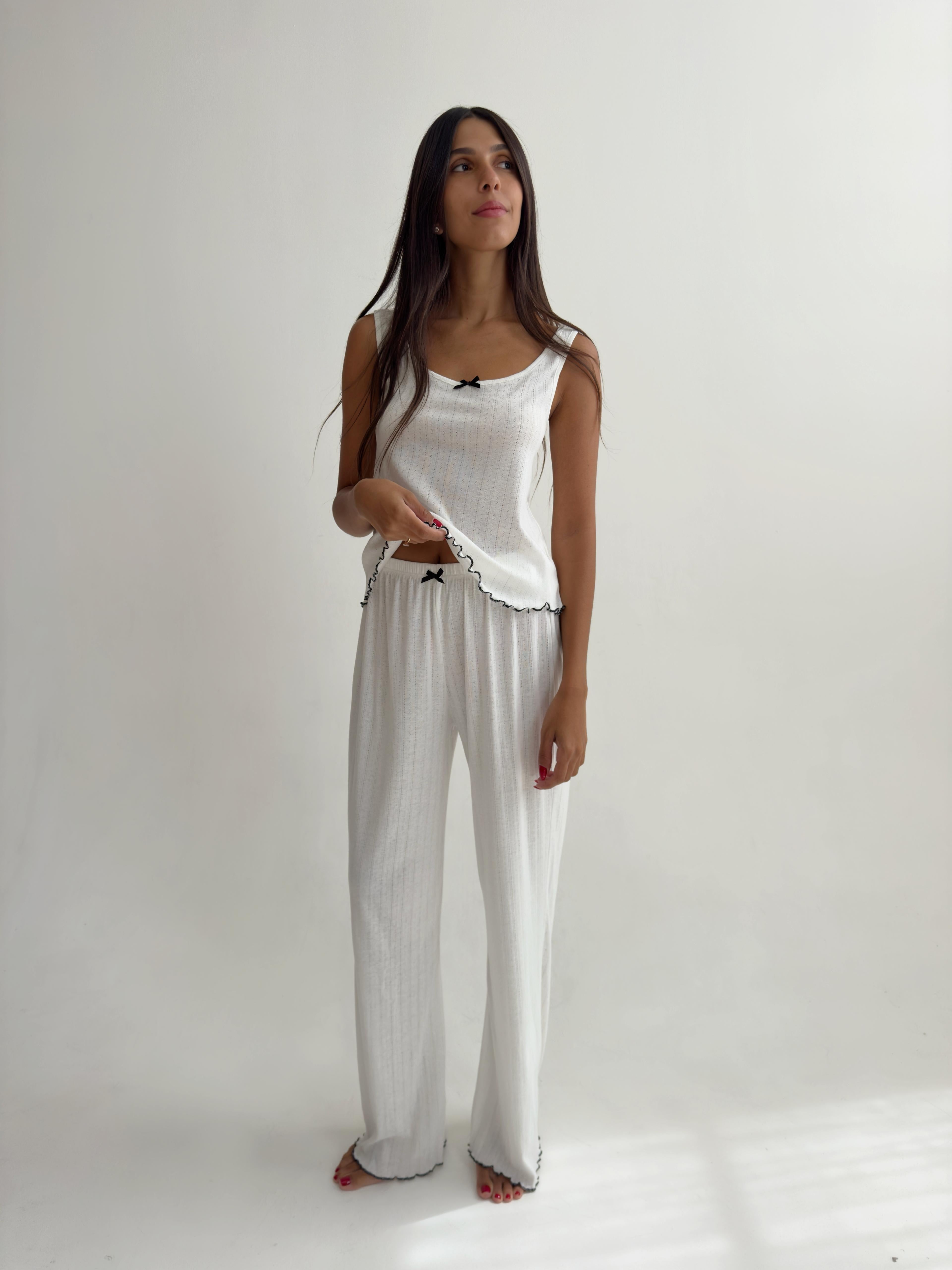 פיג׳מת לורן פוינטל לבן בייבילוק שחור