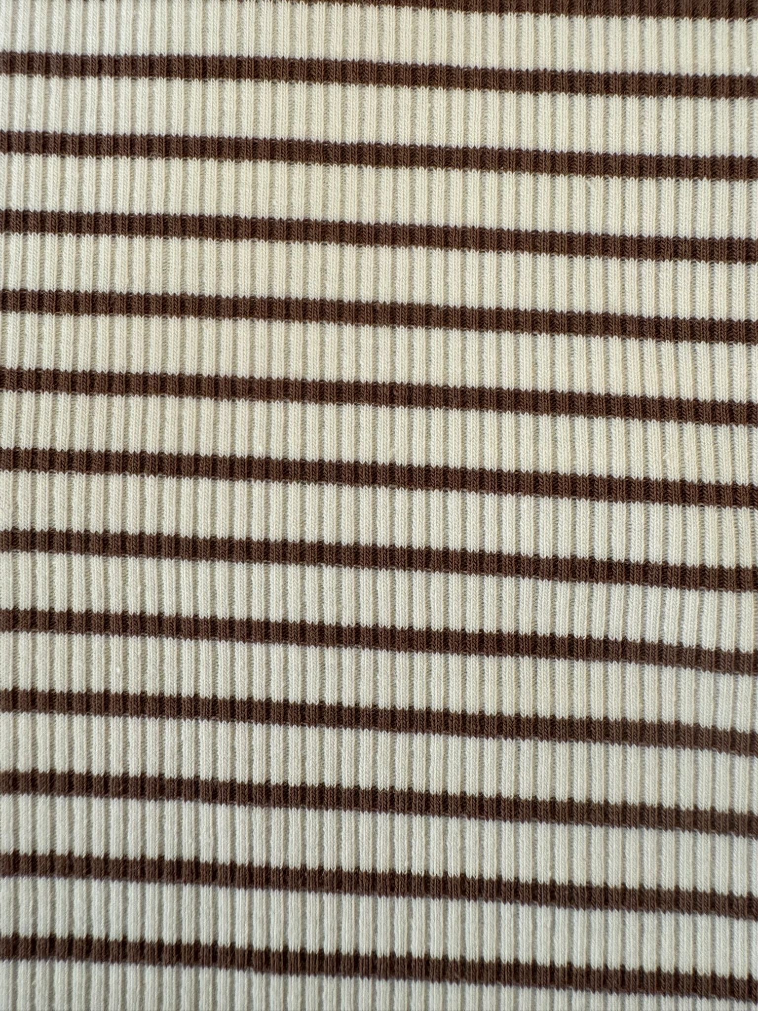 חליפת פנאי אמבר פסים חום בד ריב